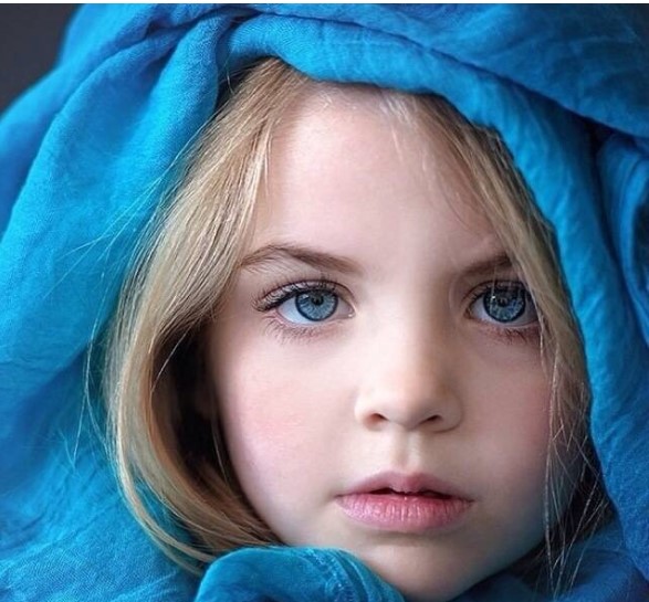 拥有蓝眼睛的小姑娘(图片来自网络)另外一部分生物体基因序列的改变则