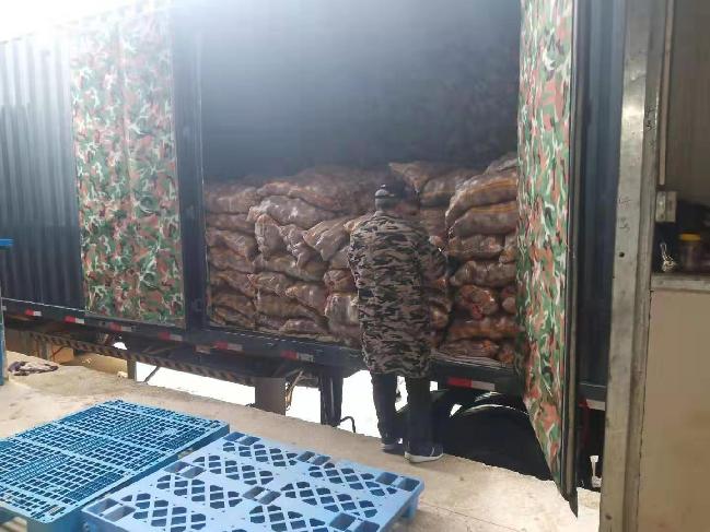 亿利捐赠60万斤土豆 跨越1600公里助力湖北抗疫