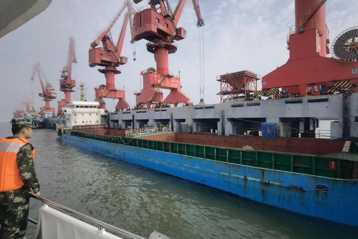 浙江海警严厉打击海上非法运输海砂