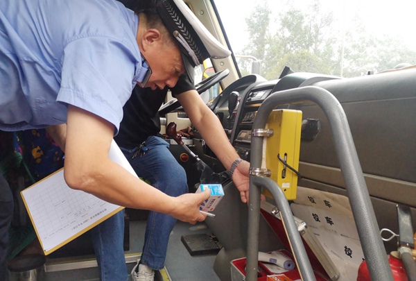 湖南衡山：交警组织校车安全“体检”