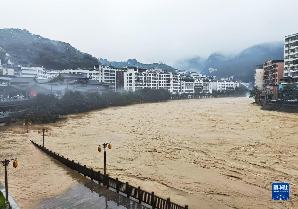 重庆6个区县遭遇大暴雨 3条河流超保证水位