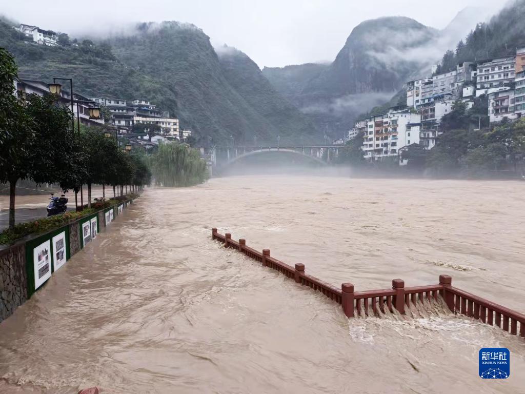 重庆6个区县遭遇大暴雨 3条河流超保证水位