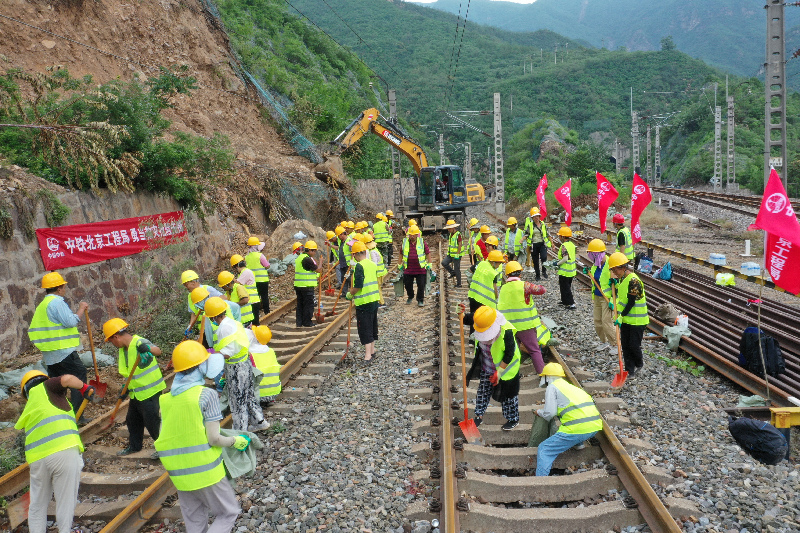 争分夺秒！中铁北京工程局紧急驰援丰沙线抢险